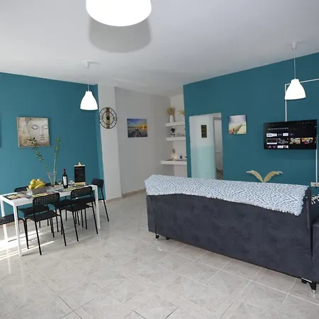 Bella's House Theológos